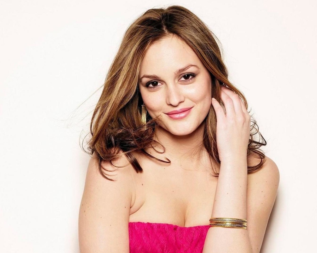 Красивая девушка актриса Лейтон Мистер на белом фоне