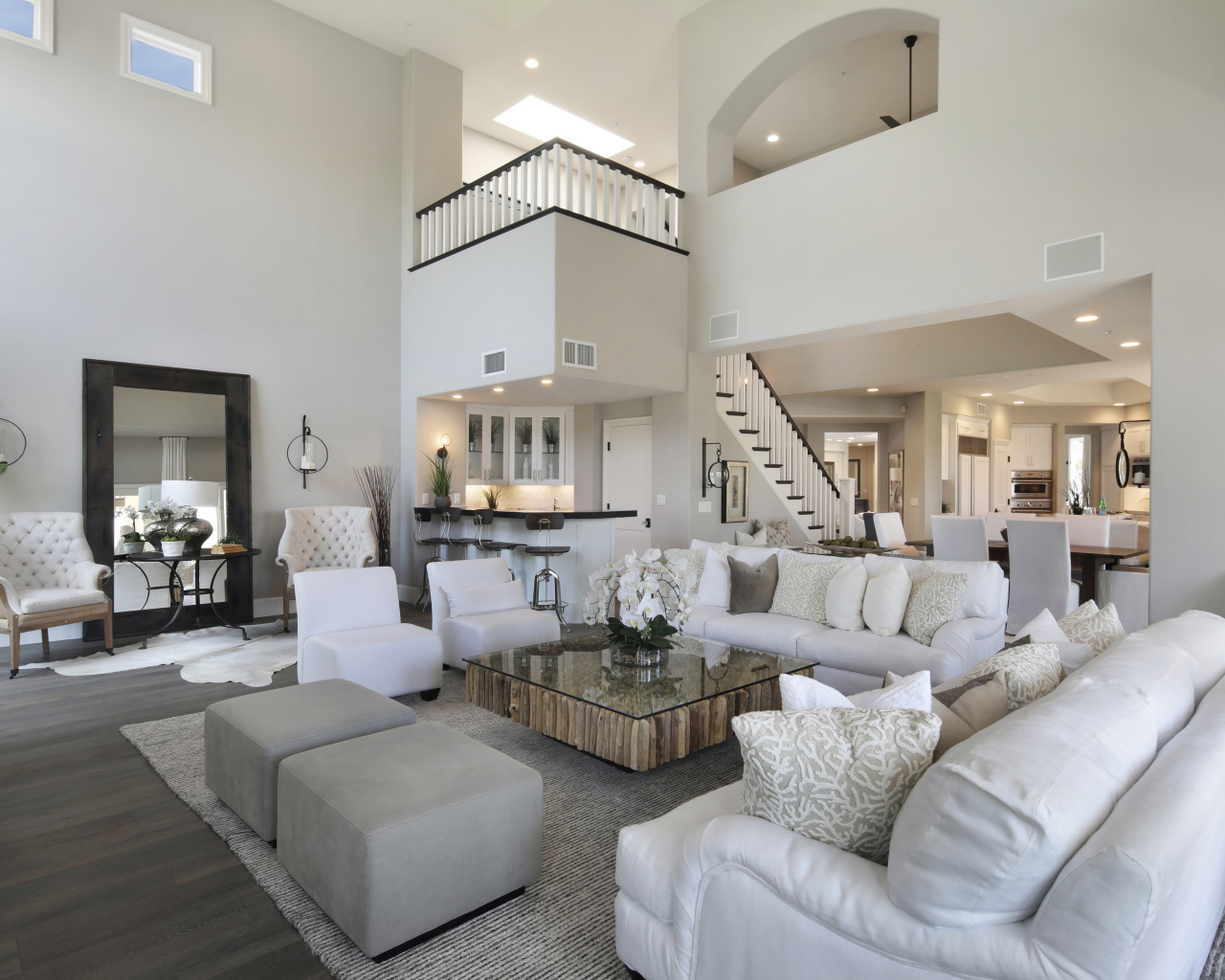 Красивая большая гостиная в белых тонах в доме