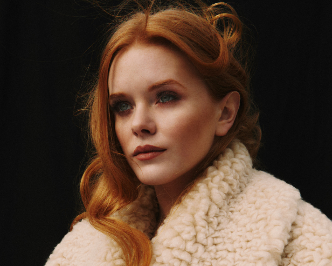 Красивая рыжеволосая девушка, актриса Эбигейл Коуэн
