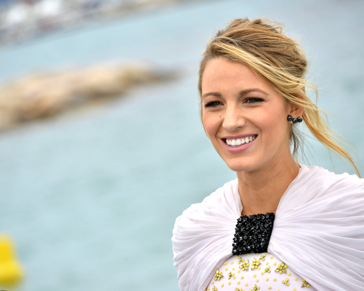 Красивая улыбка актрисы Блейк Лайвли