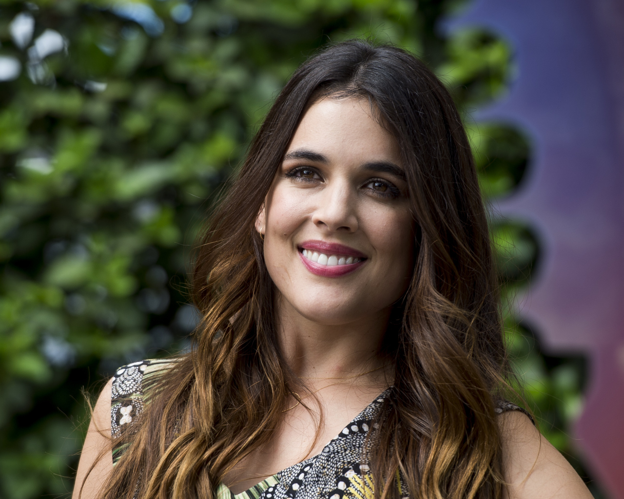 Красивая улыбающаяся девушка, актриса Адриана Угарте