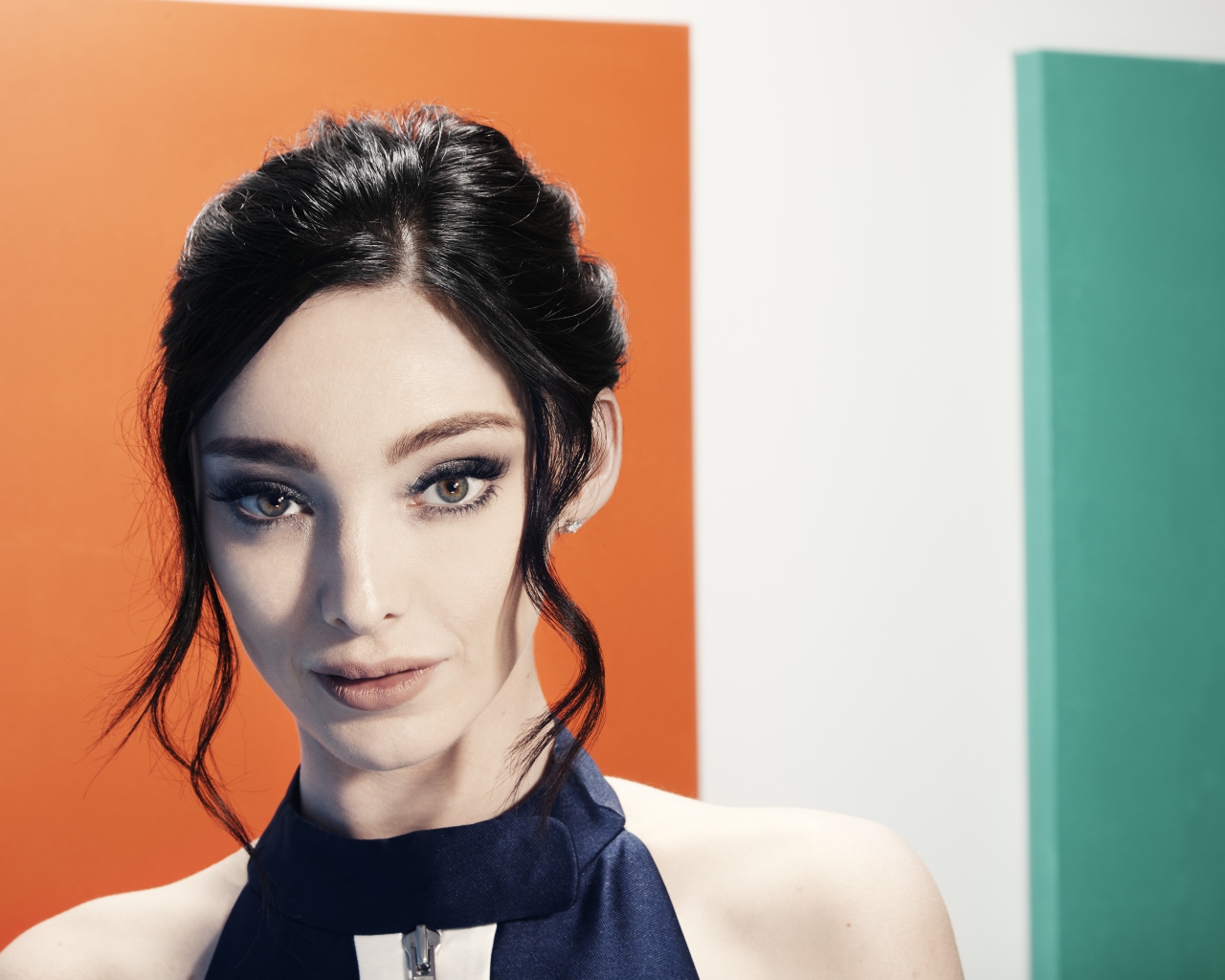 Красивая стильная темноволосая девушка, актриса Эмма Думон