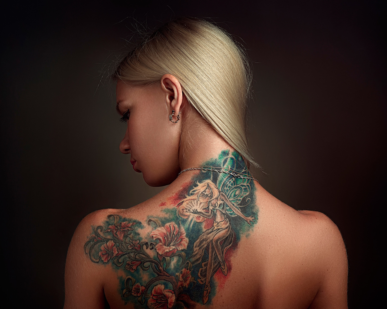 Красивое тату на спине у девушки блондинки