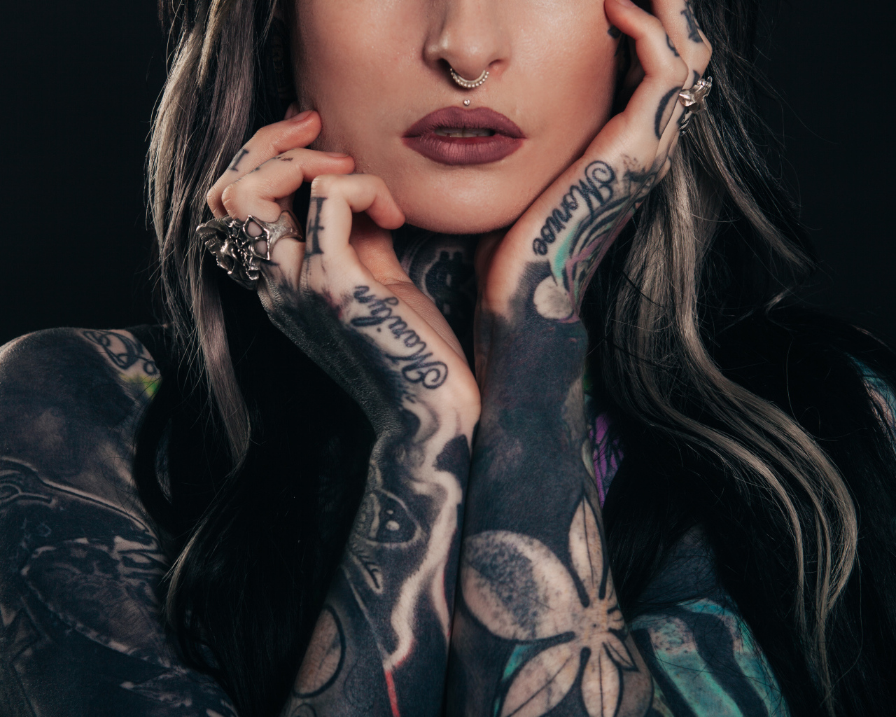 Красивые татуировки на руках у девушки