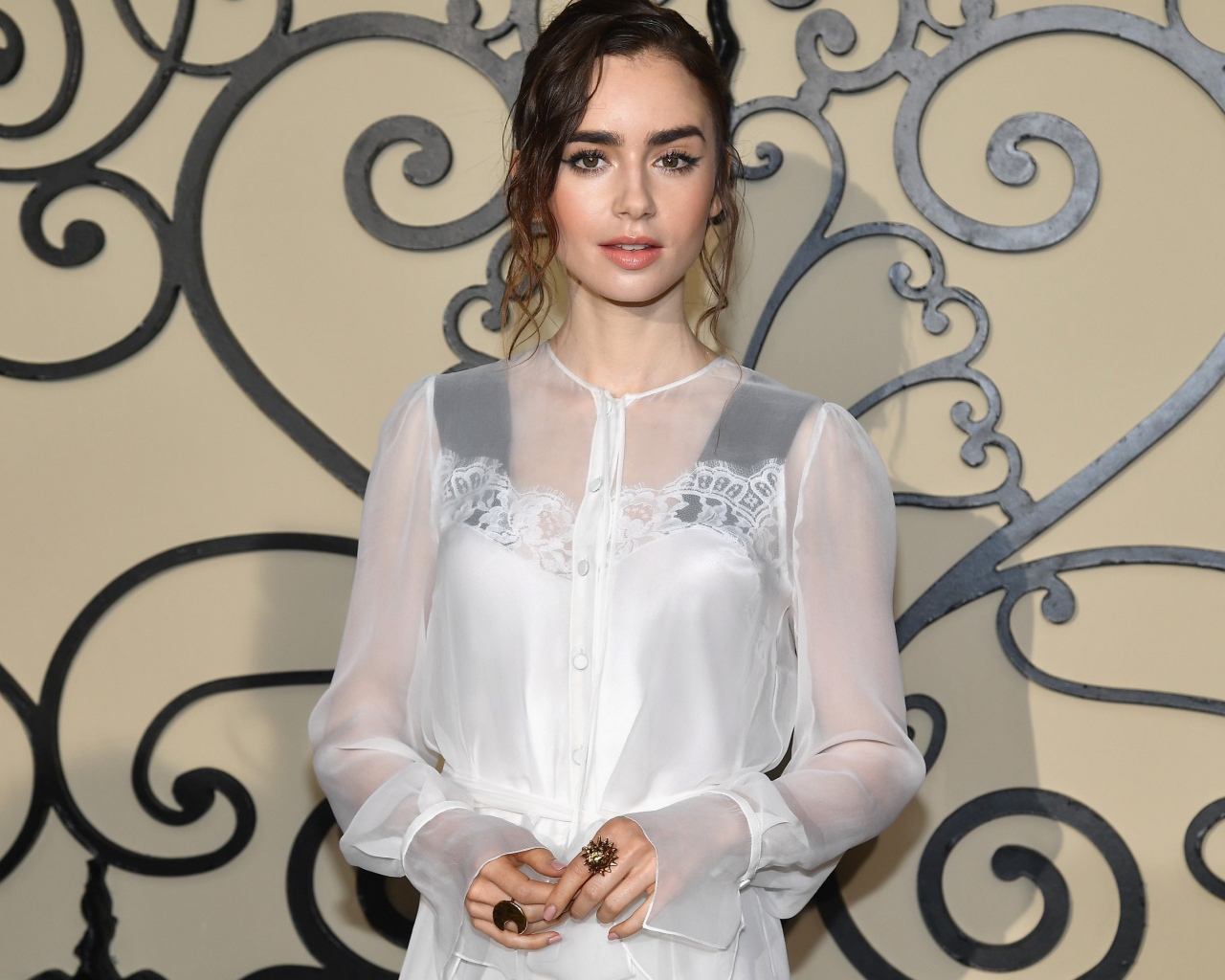 Красивая нежная девушка, актриса Лили Коллинз в белом наряде