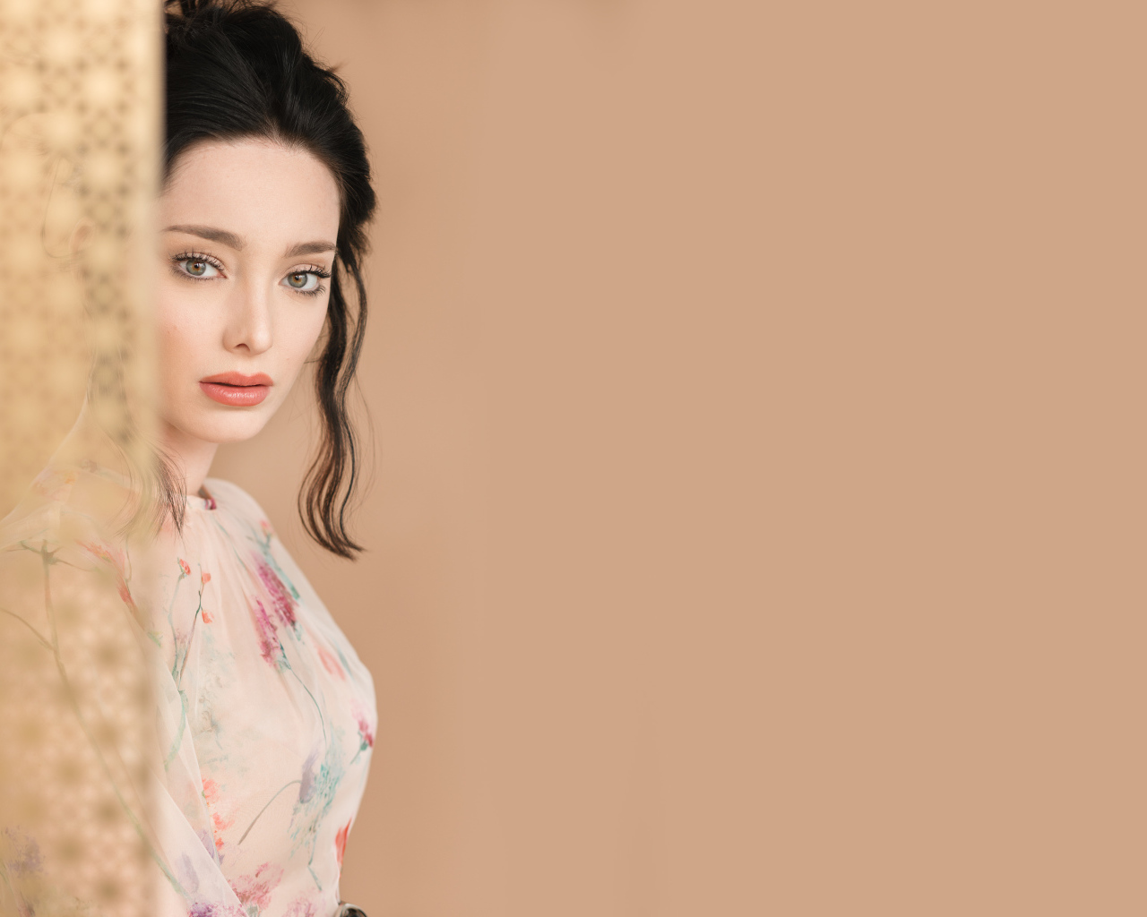 Красивая женщина, актриса Эмма Дюмон за шторой 