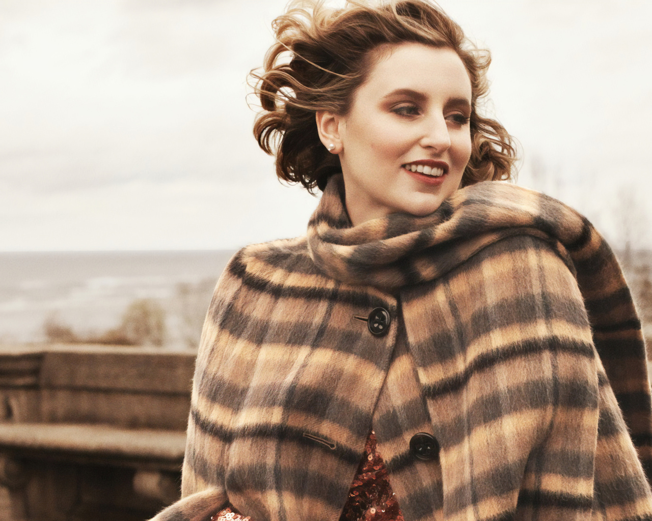 Красивая женщина в пальто, актриса Мишель Докери