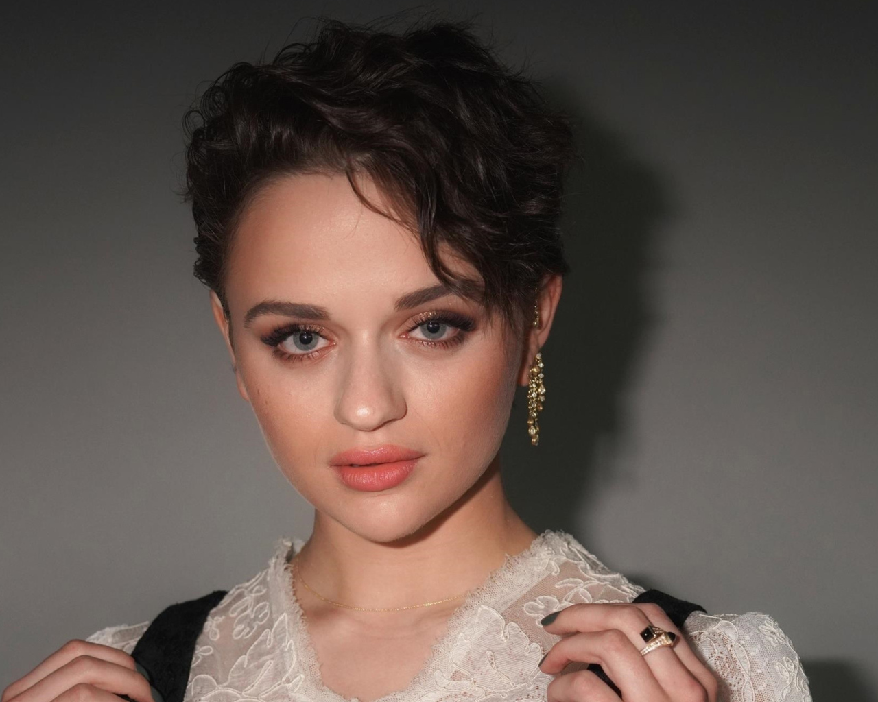 Красивая молодая девушка с короткой стрижкой, актриса Джои Кинг 