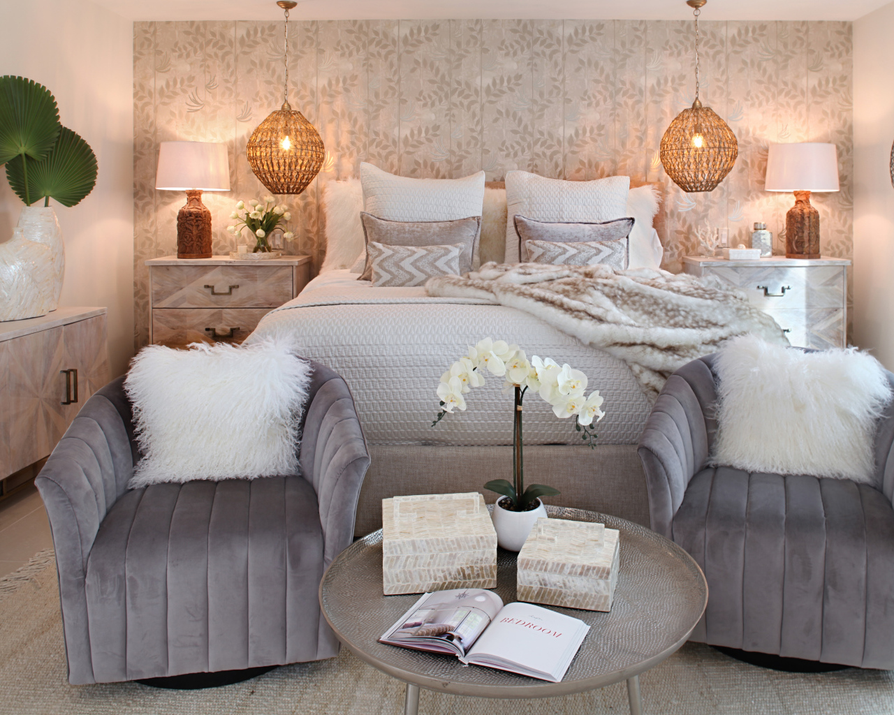Интерьер спальни с большой кроватью и двумя креслами