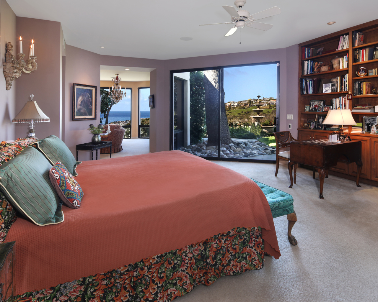 Спальня с большой коричневой кроватью и мебелью