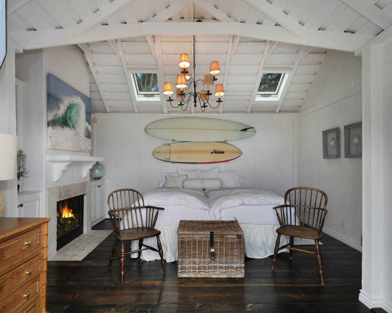 Спальня с большой белой кроватью и камином 