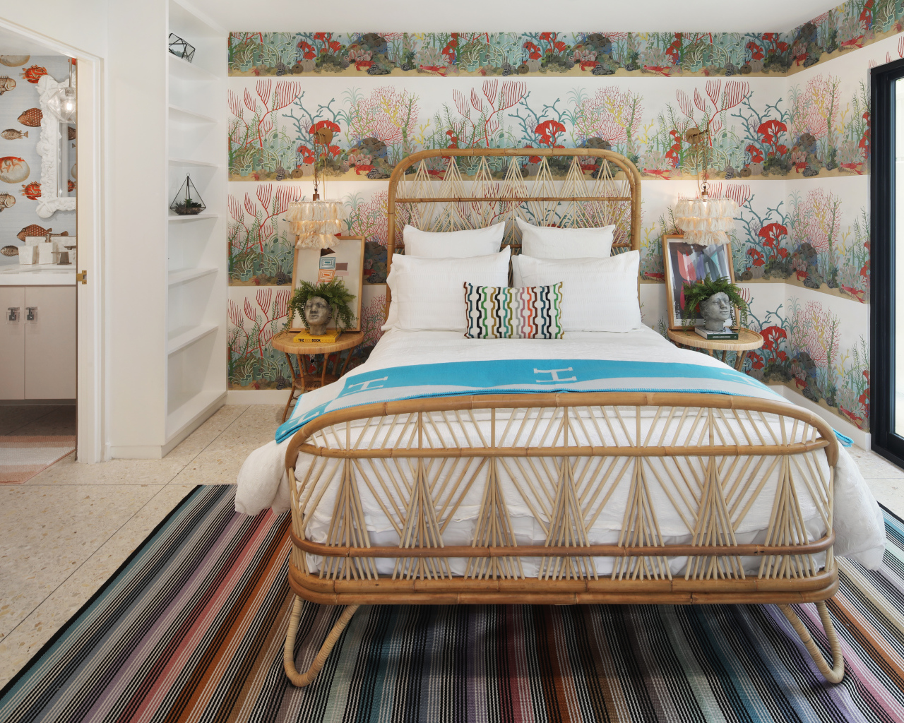 Спальня с большой кроватью  у окна 