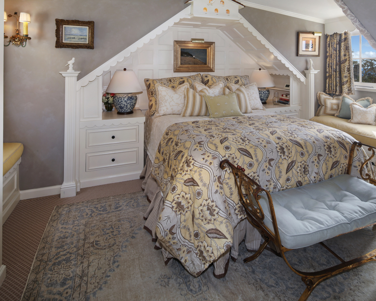 Спальня с большой просторной кроватью и диваном у окна 