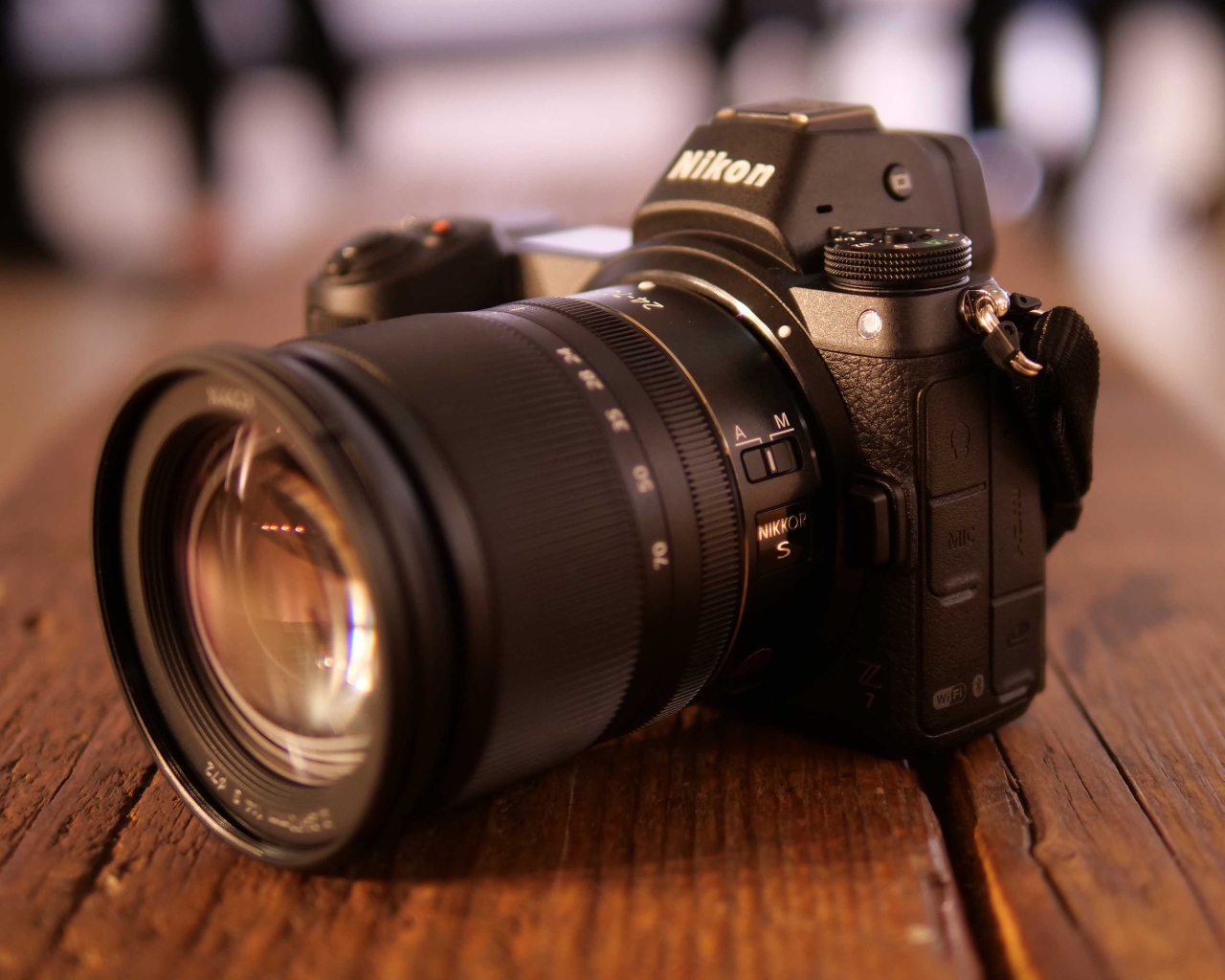 Черный фотоаппарат Nikon Z6 на деревянном столе