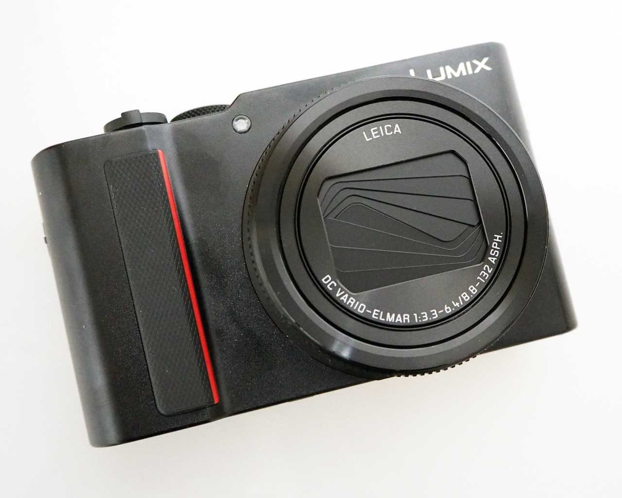 Черный фотоаппарат Panasonic Lumix ZS200  TZ200 на белом фоне