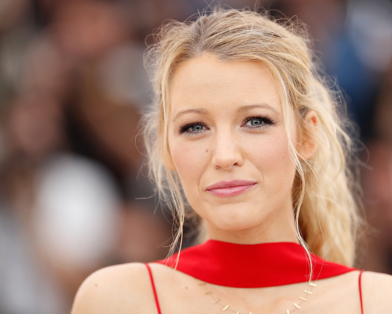 Блондинка Блейк Лайвли крупным планом