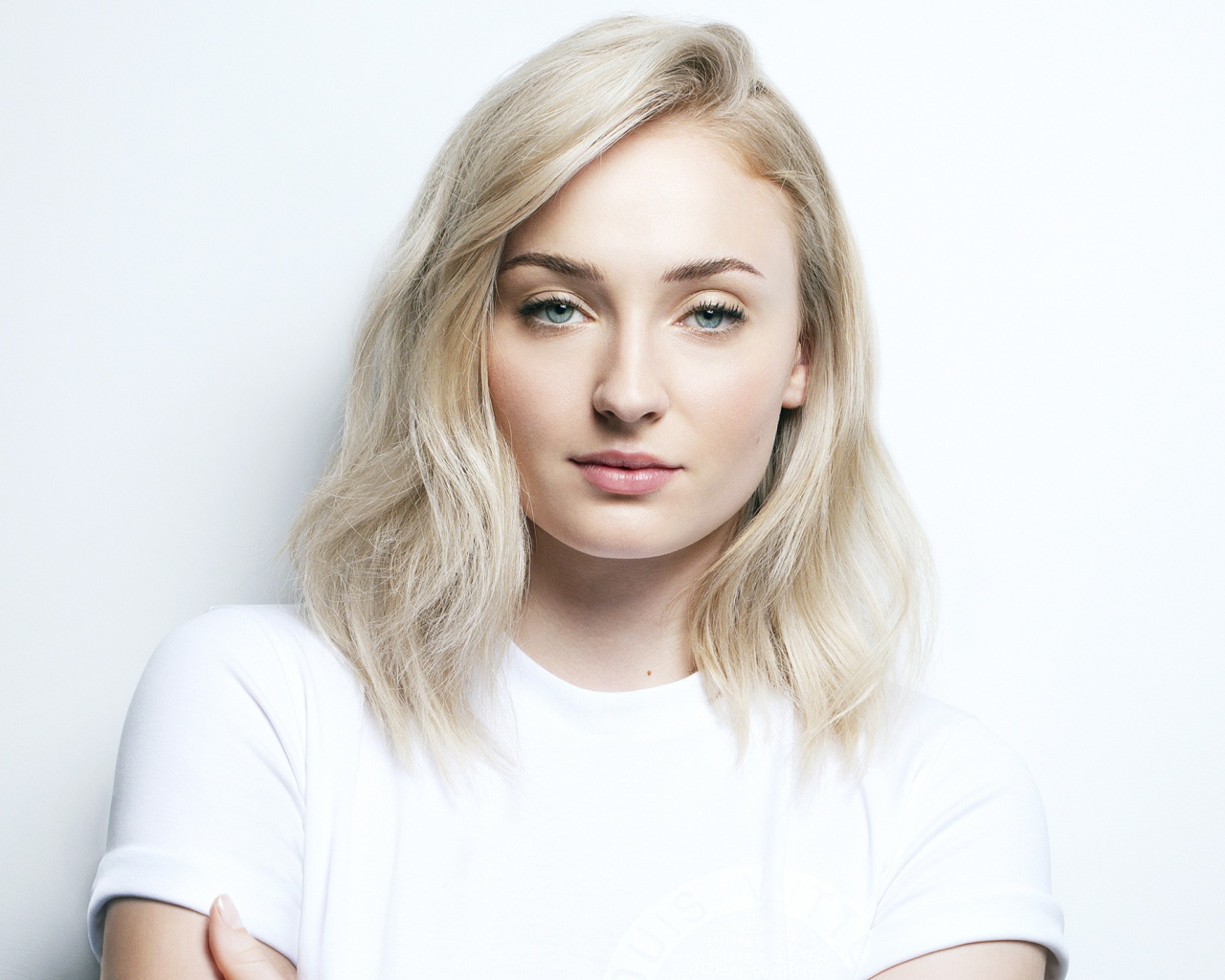 Светловолосая голубоглазая девушка, актриса Софи Тёрнер