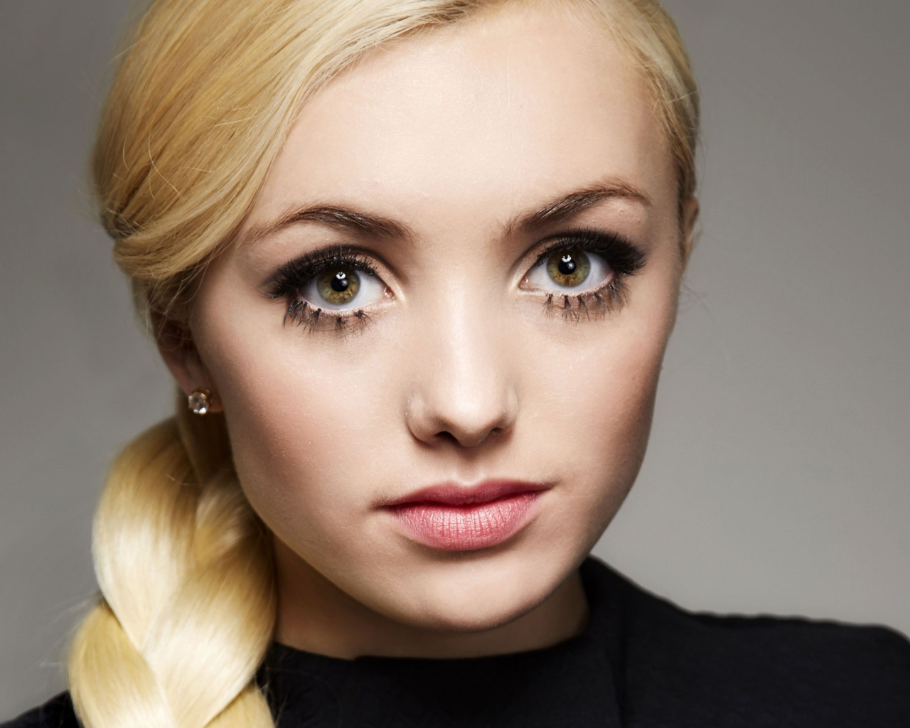 Блондинка с большими глазами, актриса Пейтон Рой Лист лицо крупным планом