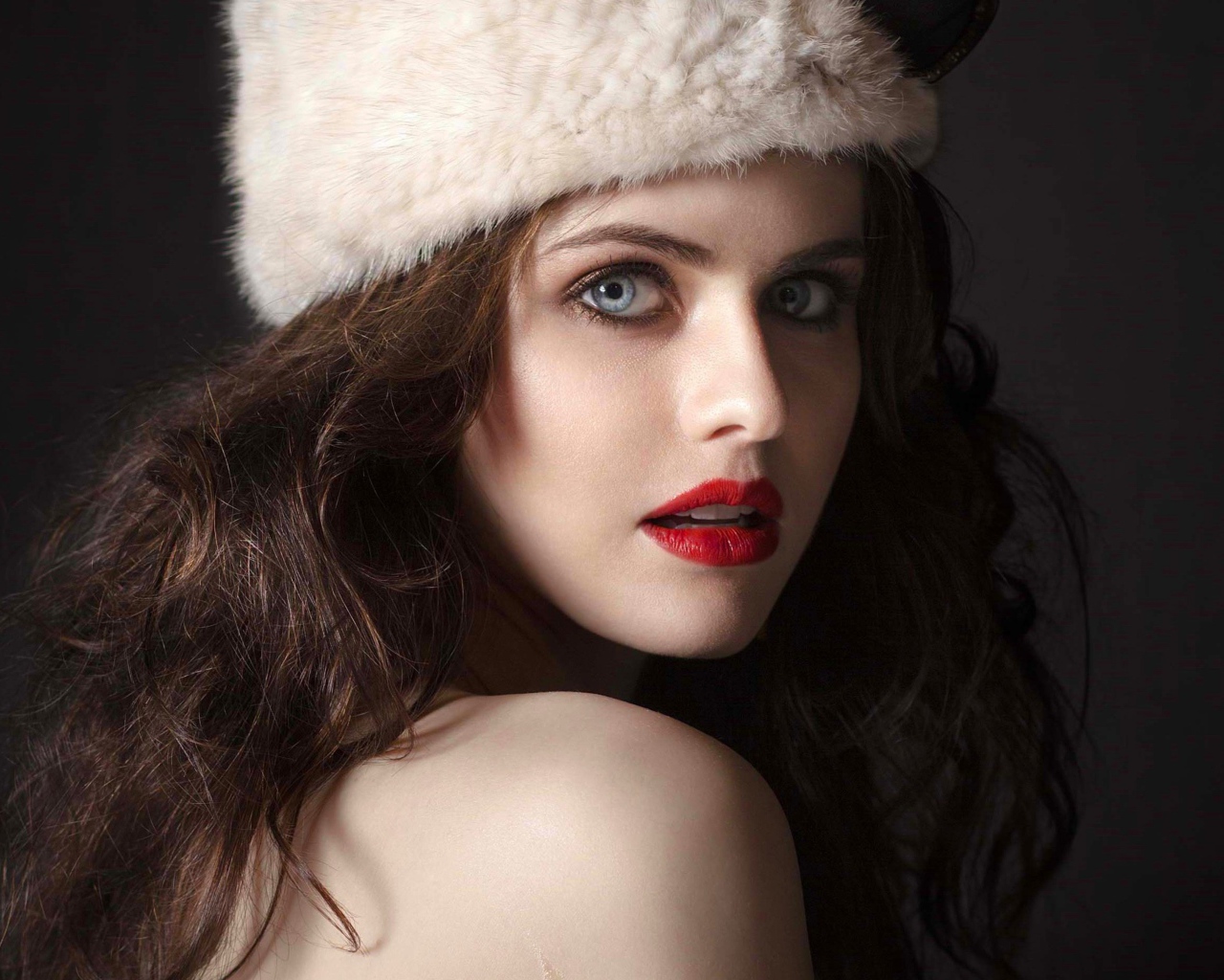 Голубоглазая актриса Александра Даддарио в шапке