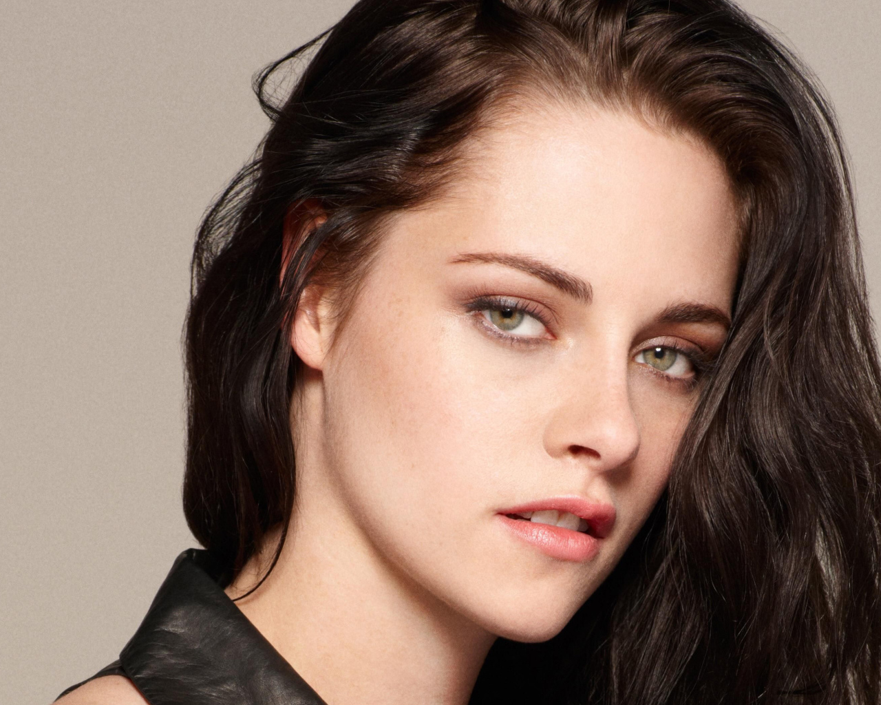 Голубоглазая брюнетка, актриса Кристен Стюарт