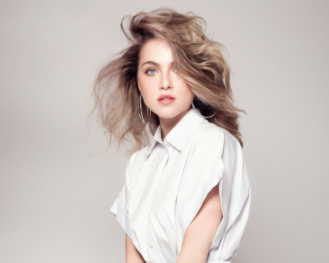 Голубоглазая девушка Энн Уинтерс на сером фоне