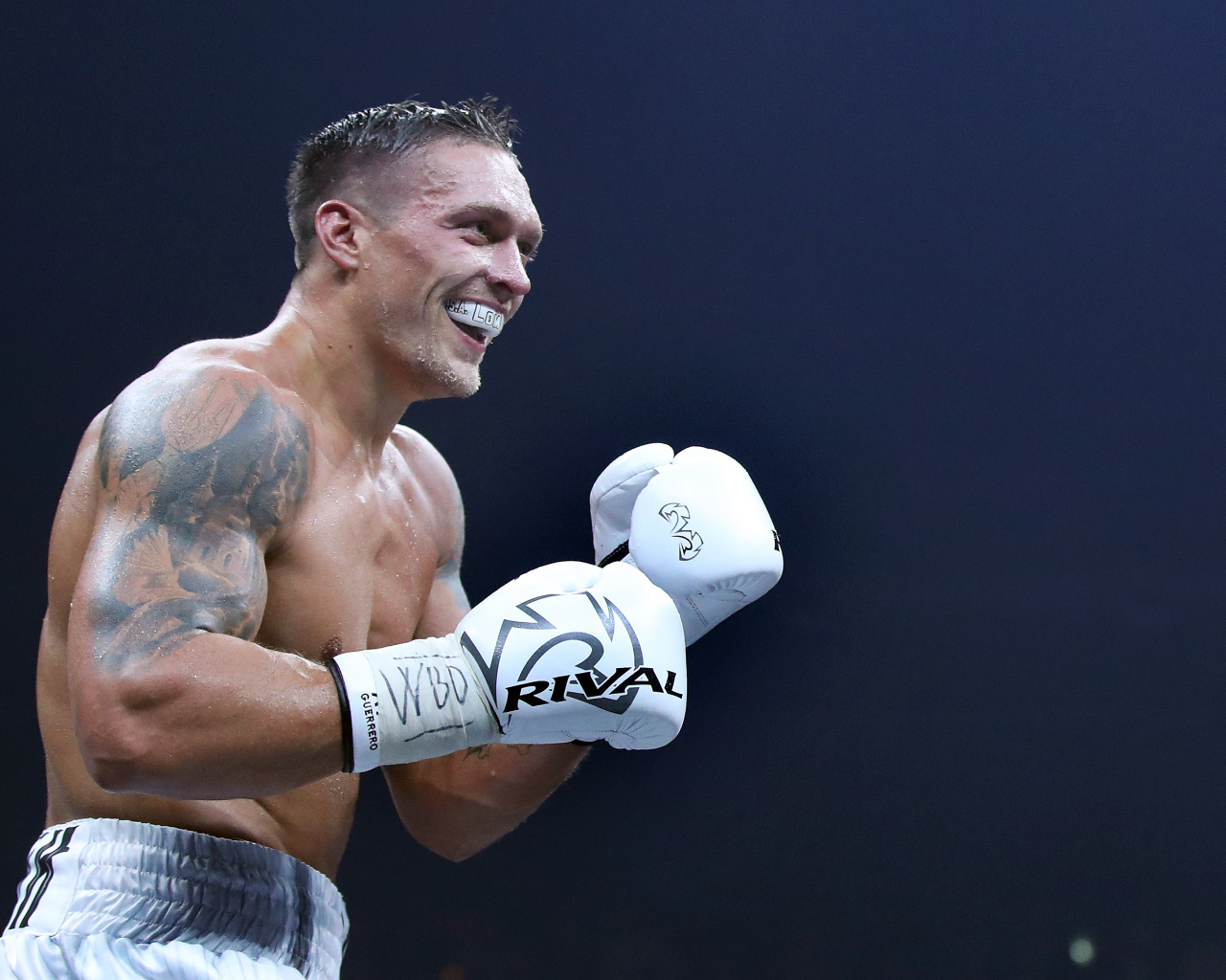 Боксер Александр Усик  в перчатках на ринге