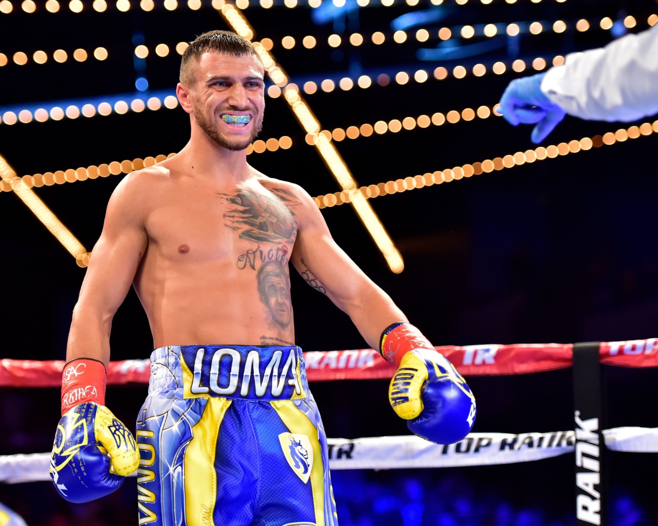 Боксер Василий Ломаченко в боевой форме на ринге