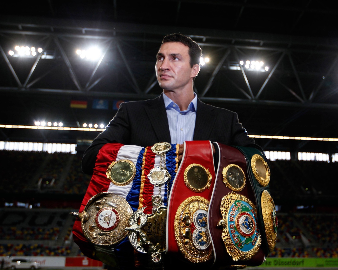 Боксер Владимир Кличко с чемпионскими поясами