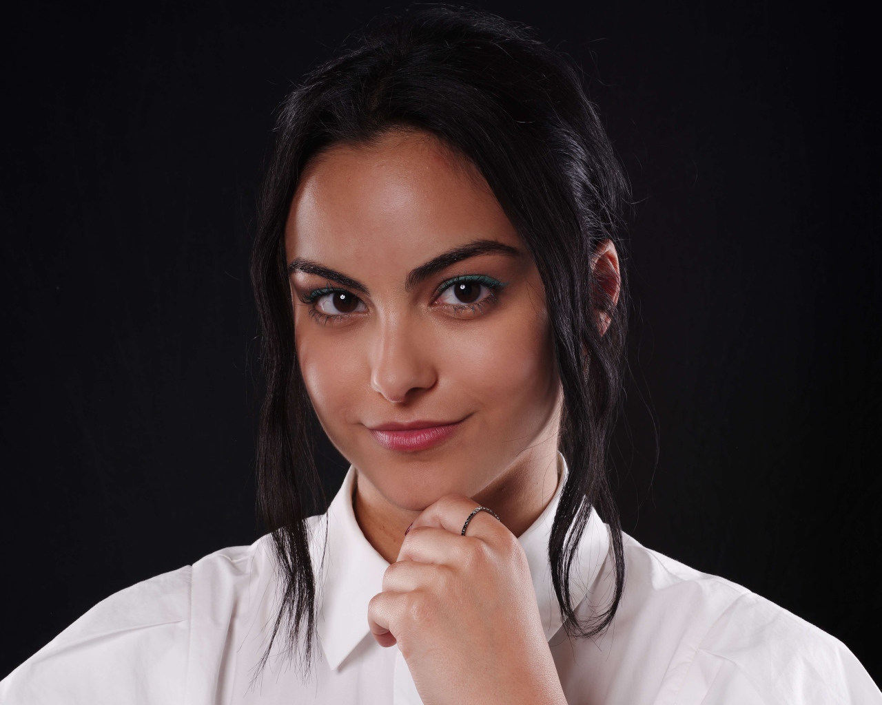 Бразильско - американская актриса Камила Мендес в белой рубашке