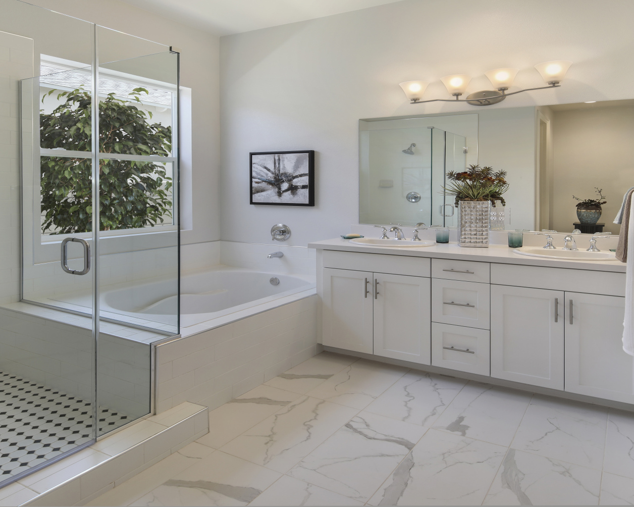 Светлая ванная комната с душем 