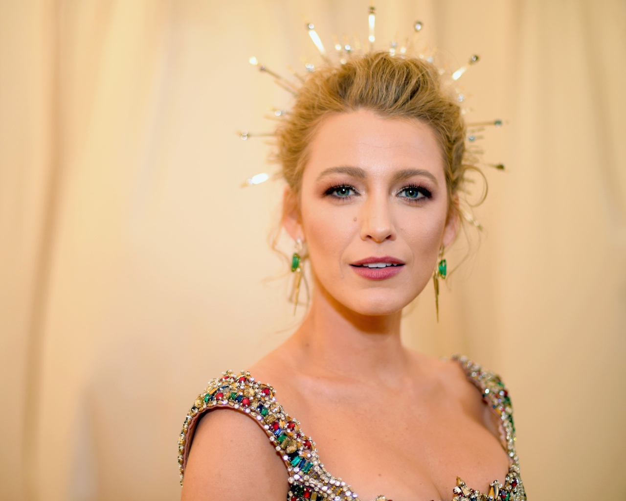 Яркая блондинка, актриса Блейк Лайвли с украшениями в волосах 