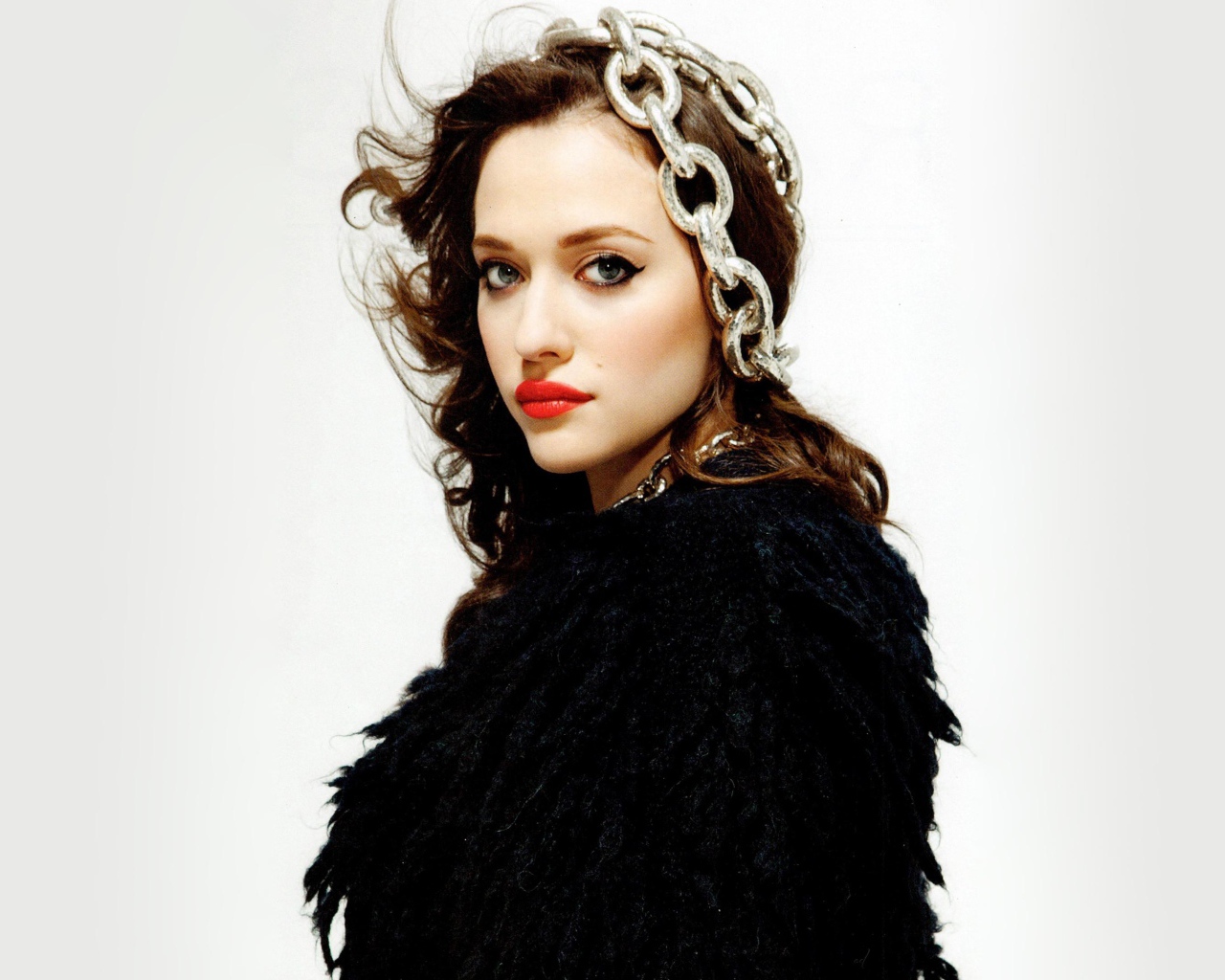 Яркая девушка, актриса Кэт Деннингс с цепями на голове 