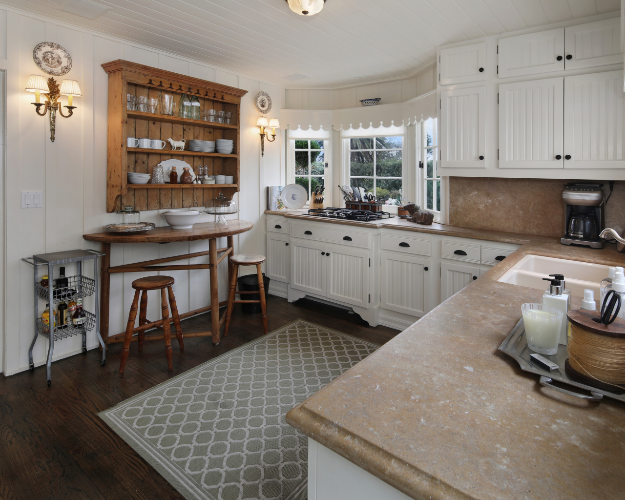 Светлая кухня с гарнитуром и ковром