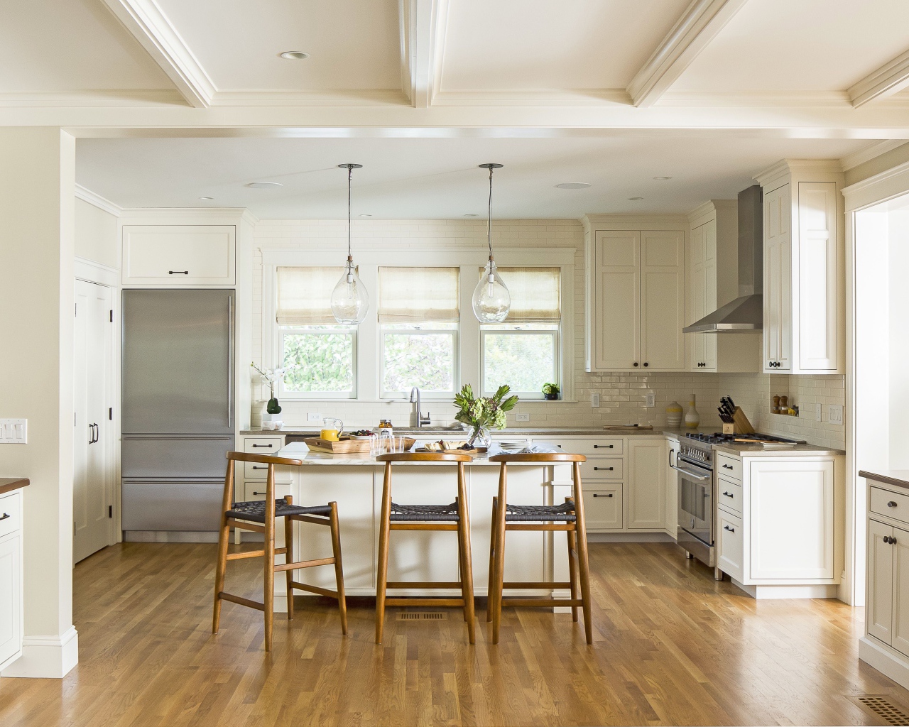 Светлая кухня с деревянными стульями 