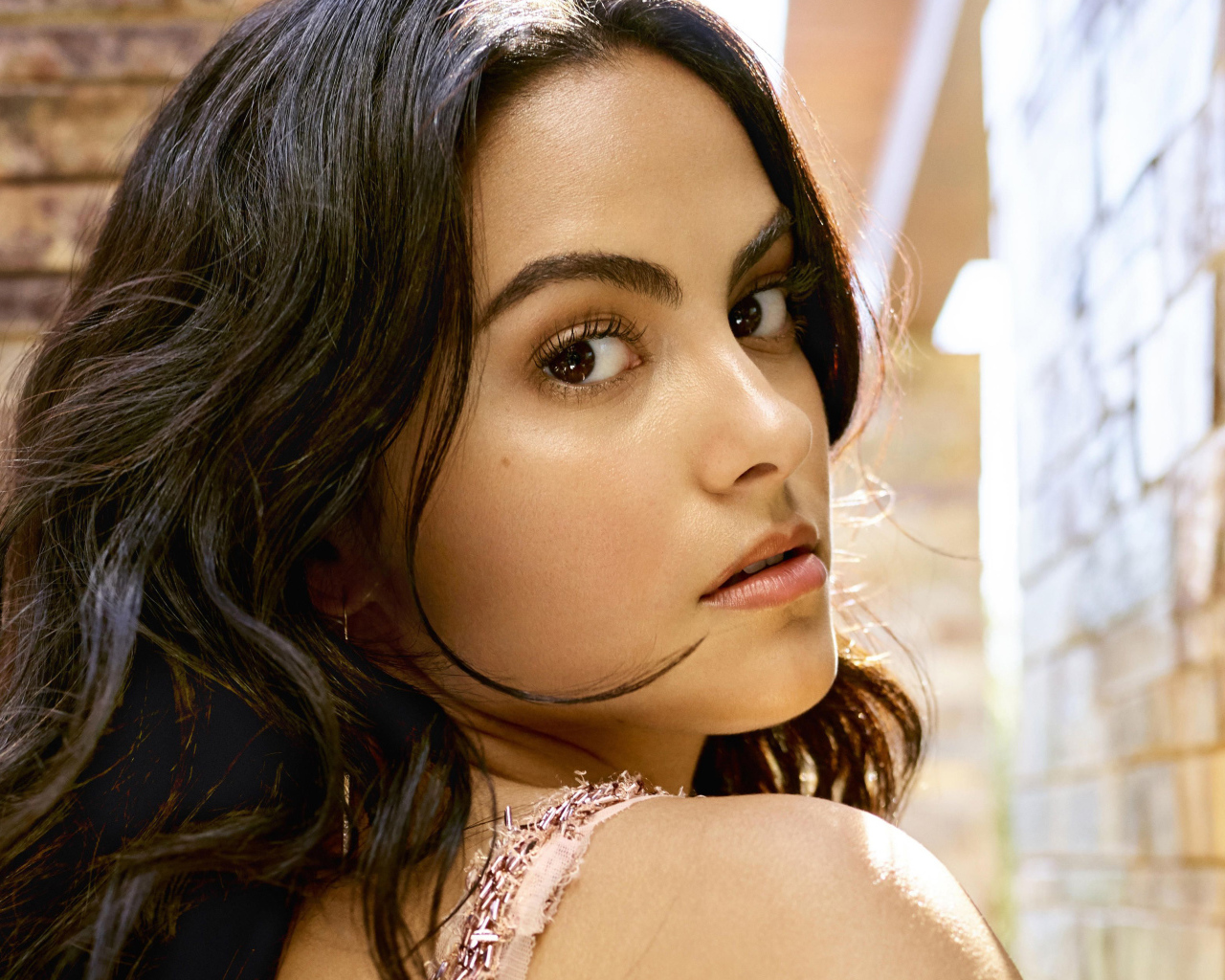 Кареглазая девушка, актриса Камила Мендес лицо крупным планом