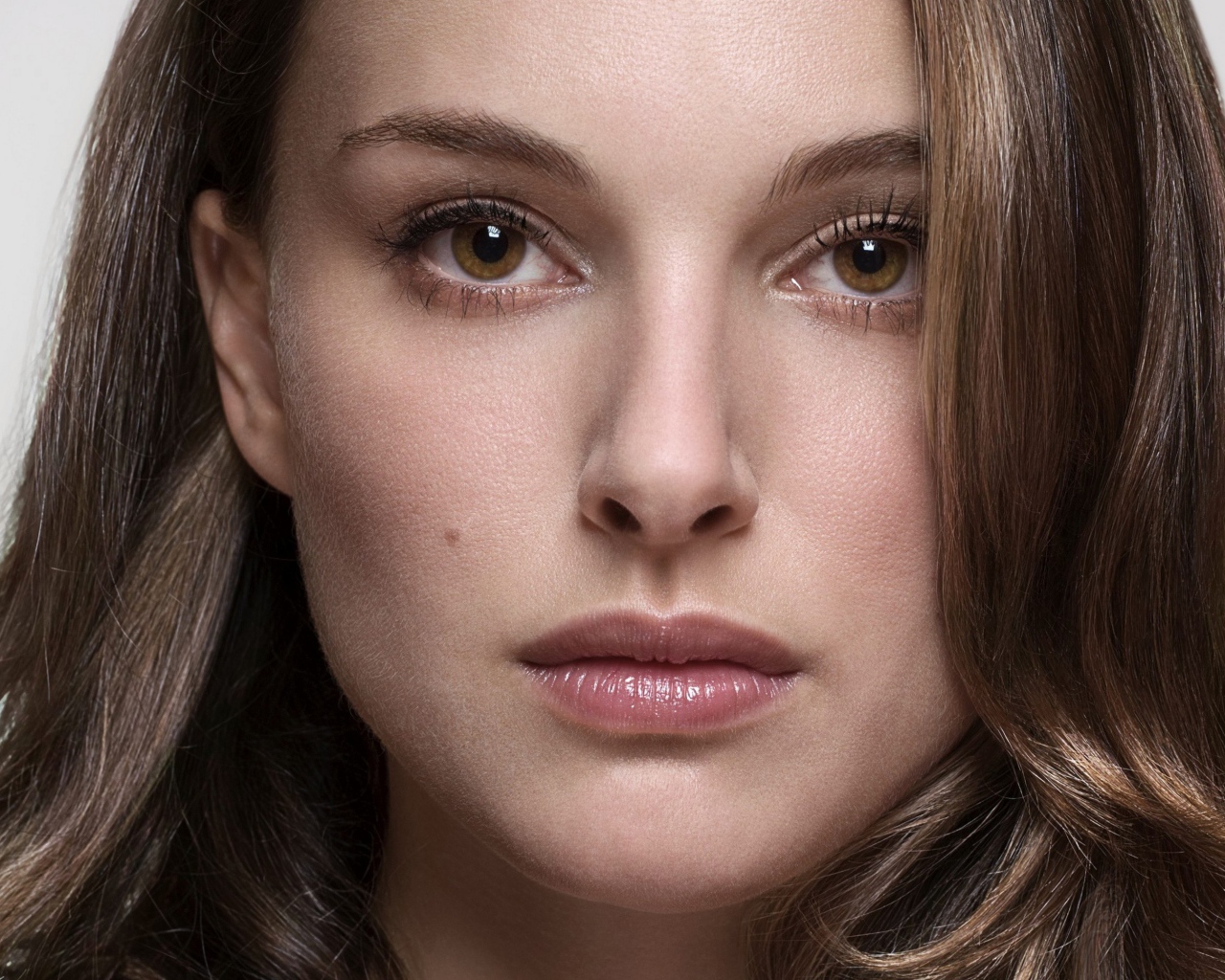 Кареглазая девушка, актриса Натали Портман лицо крупным планом