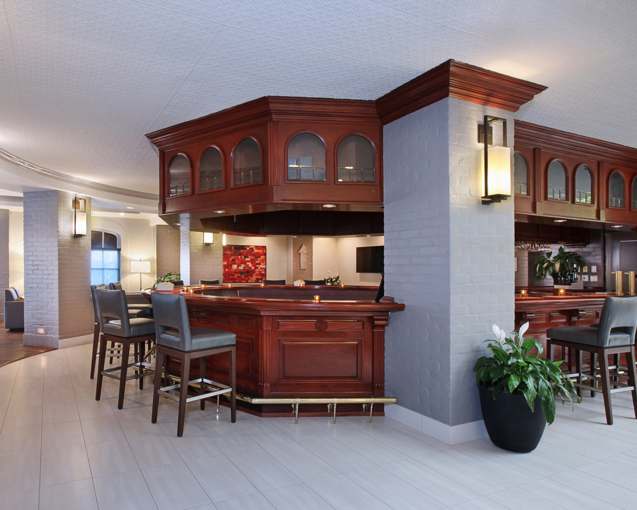 Коричневый деревянный кухонный гарнитур в просторной комнате