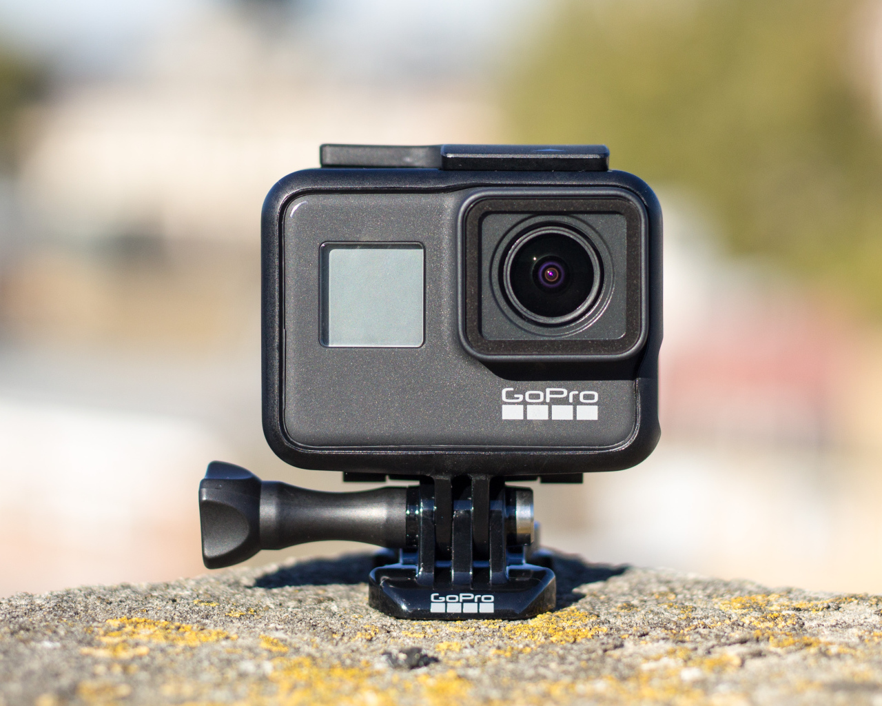 Фотоаппарат GoPro Hero7 Black стоит на камне
