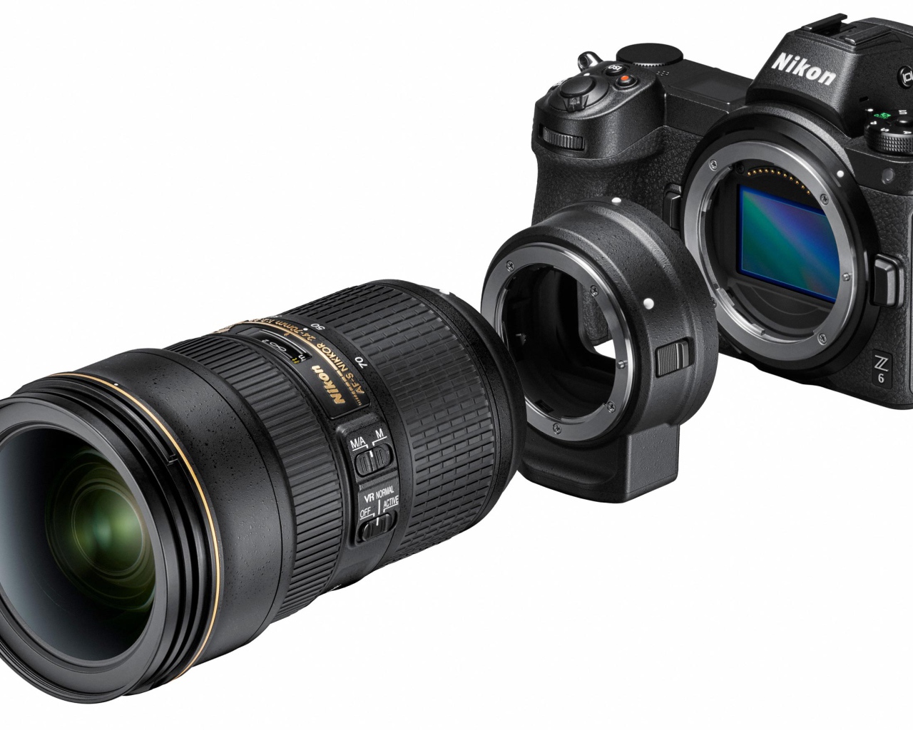 Фотоаппарат Nikon Z7 с объективом на белом фоне