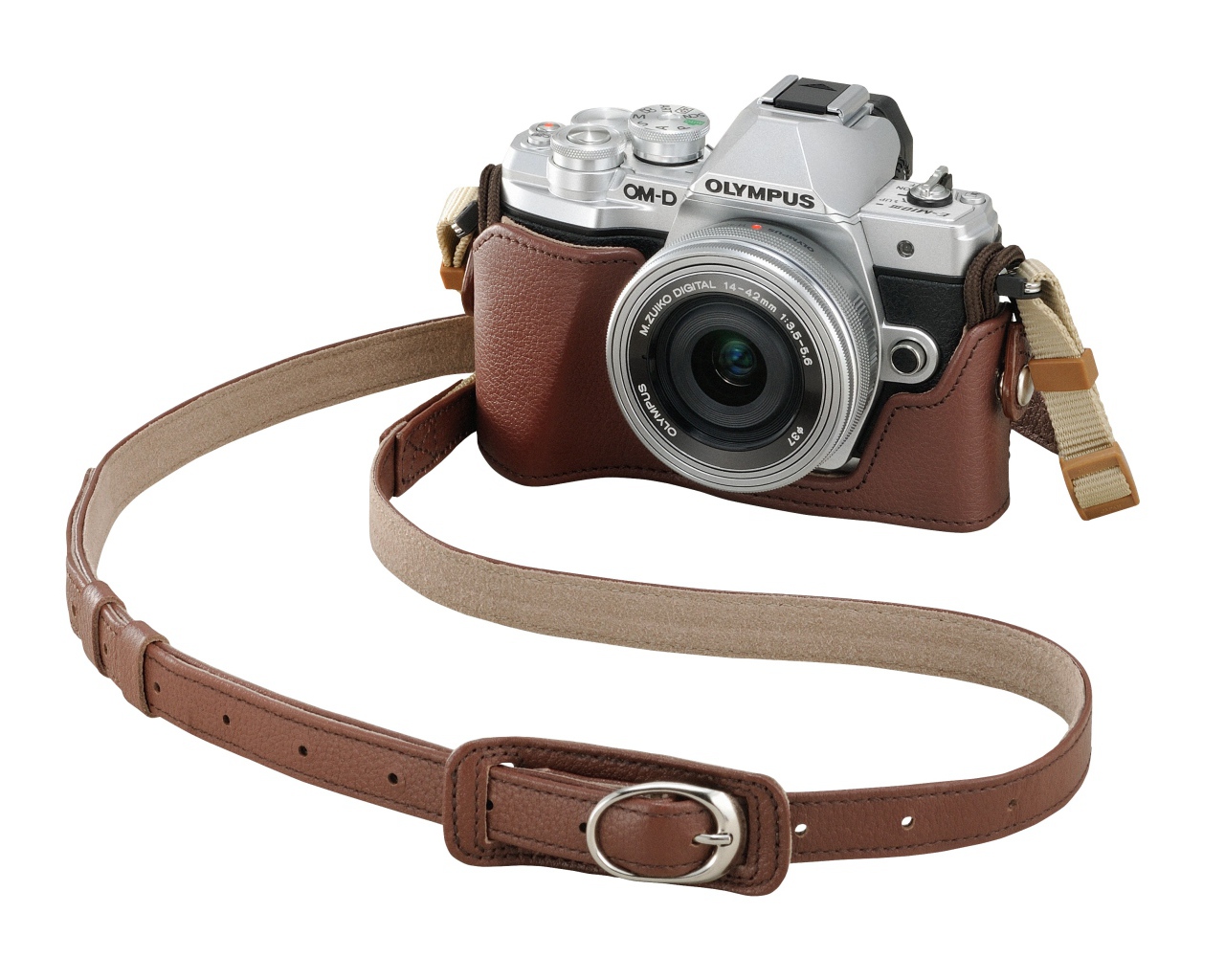 Фотоаппарат Olympus OM-D E-M10 Mark III в футляже на белом фоне