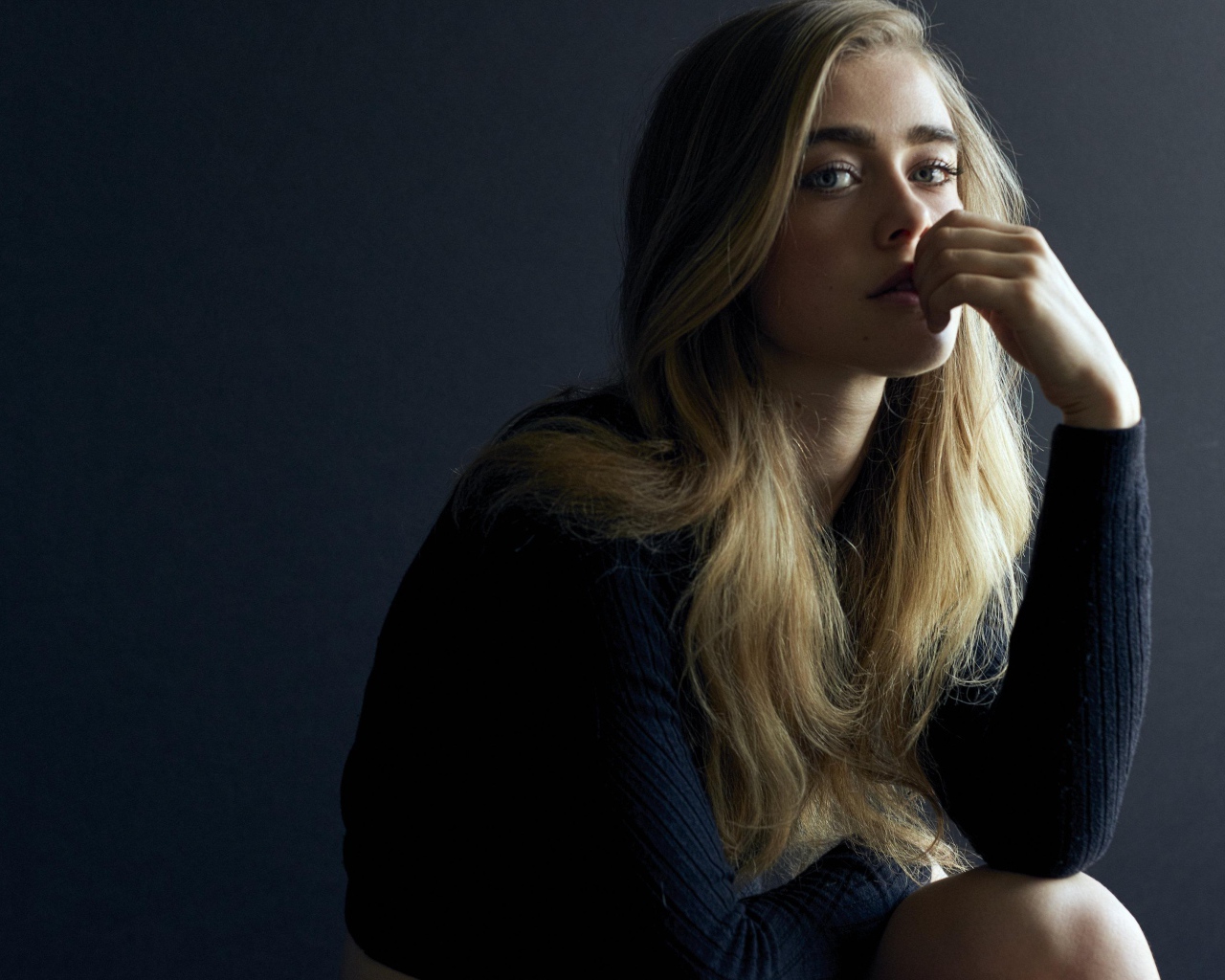 Канадская актриса Мелисса Роксбург на сером фоне