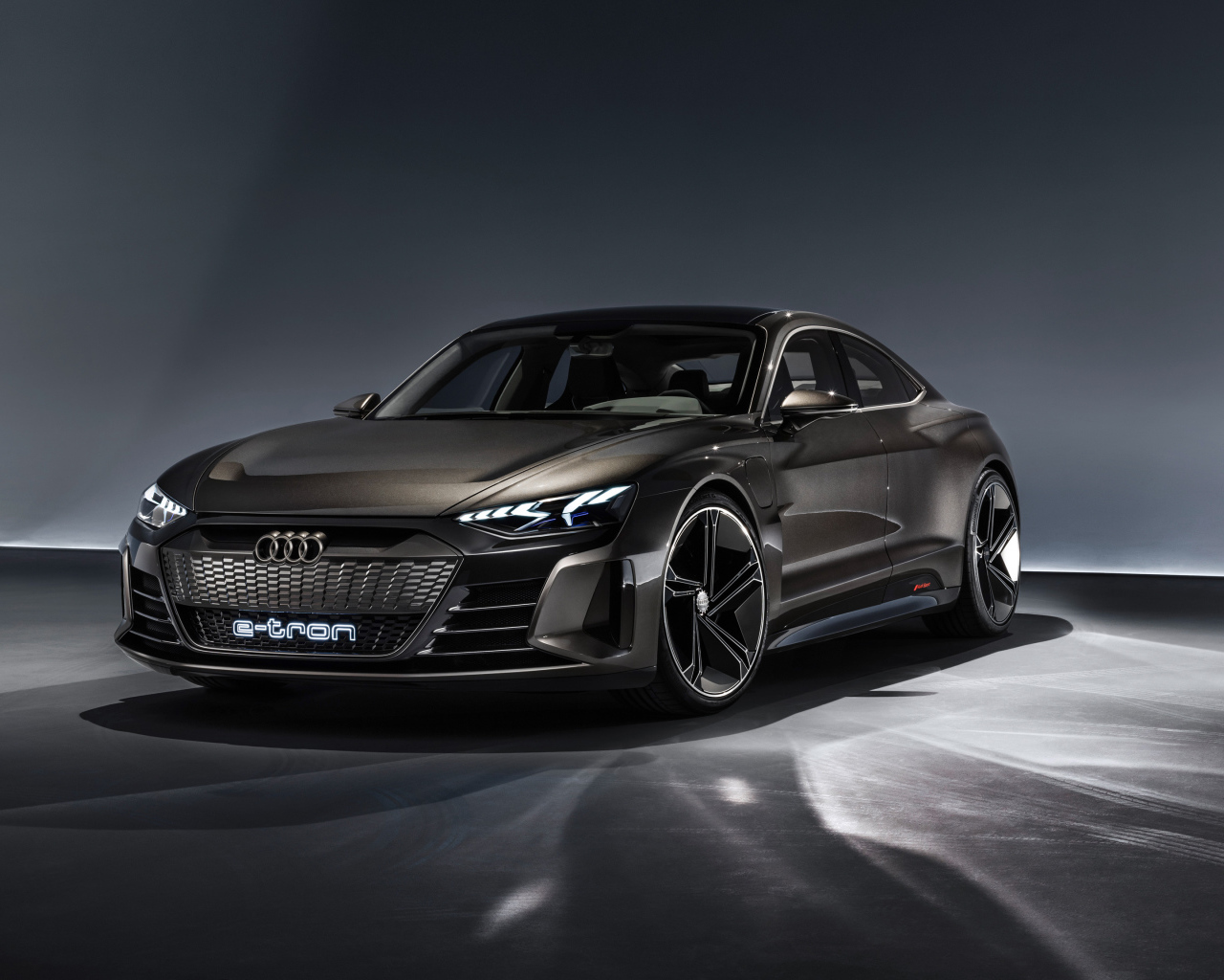 Автомобиль Audi E-Tron GT, 2019 на сером фоне