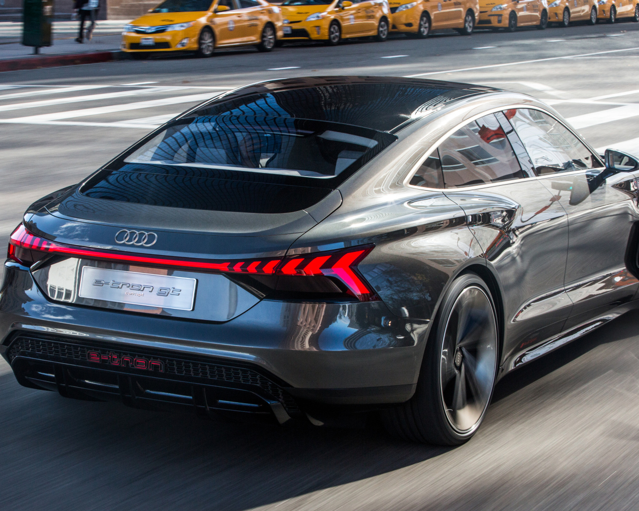 Автомобиль Audi E-Tron GT, 2019 года вид сзади