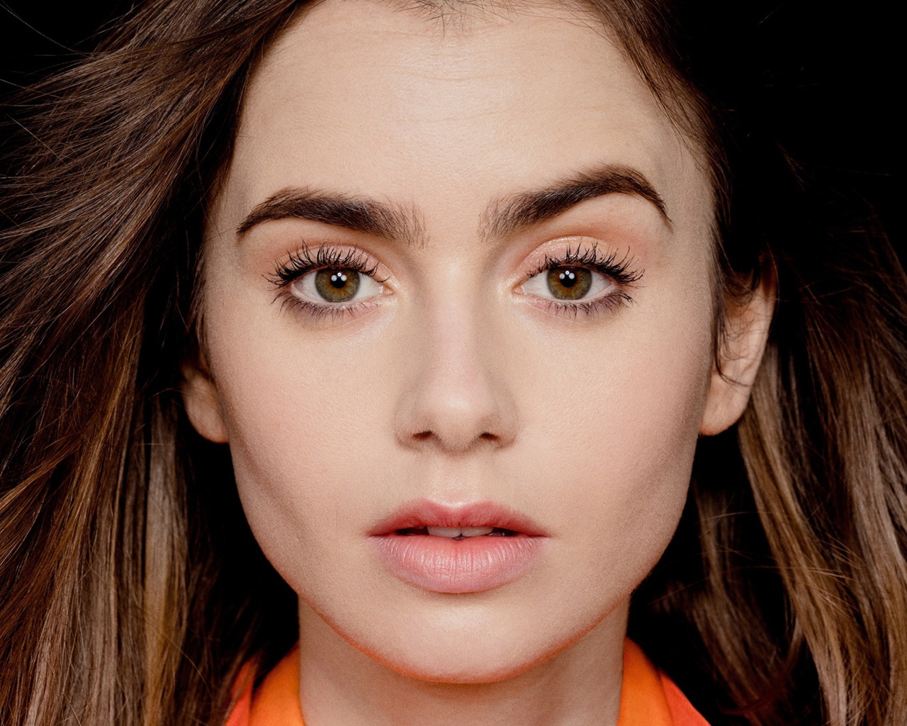 Лицо актрисы Лили Коллинз крупным планом 