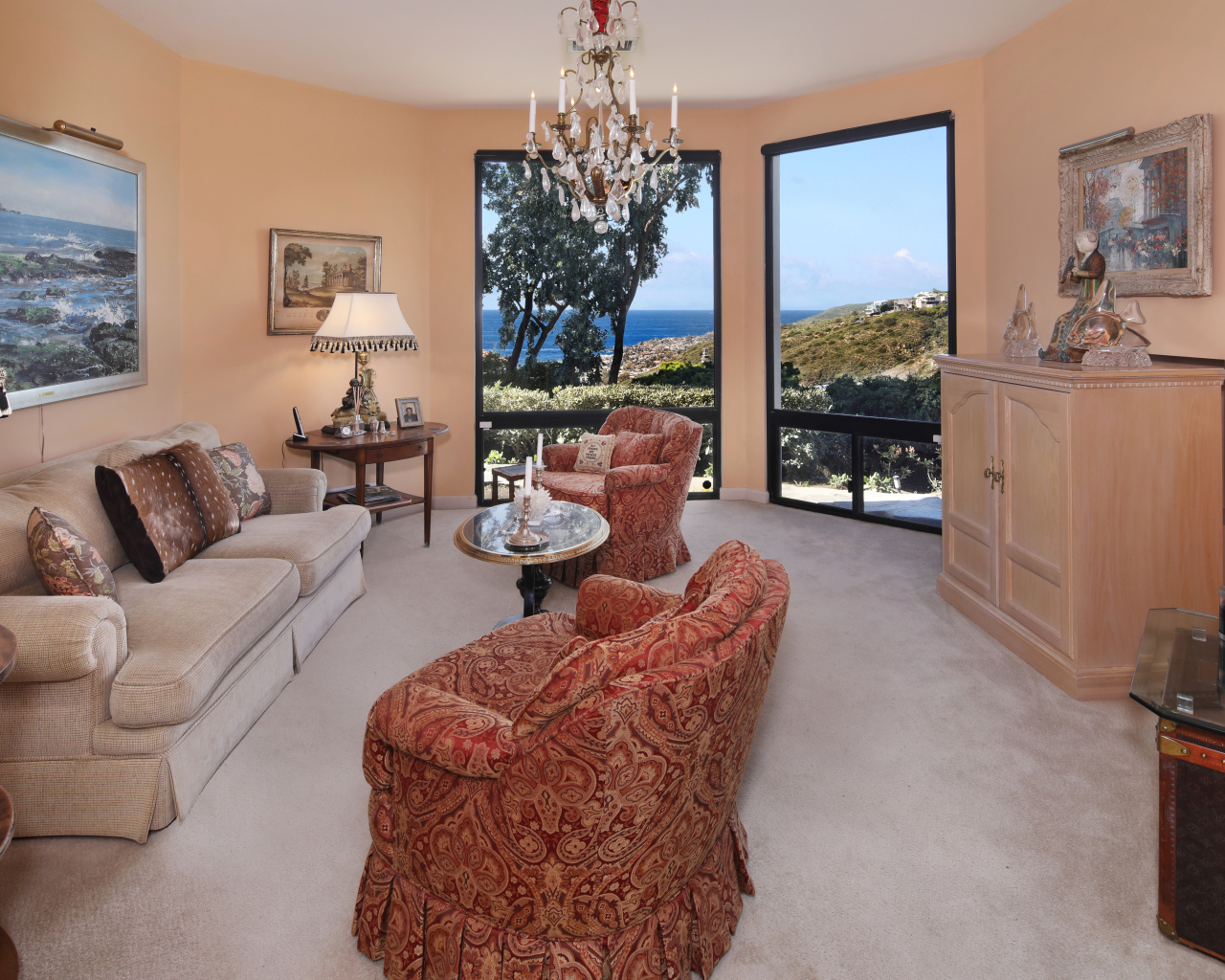 Уютная гостиная с мебелью и большими окнами