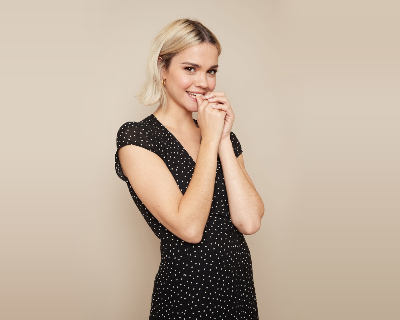 Милая девушка блондинка, актриса Майя Митчелл