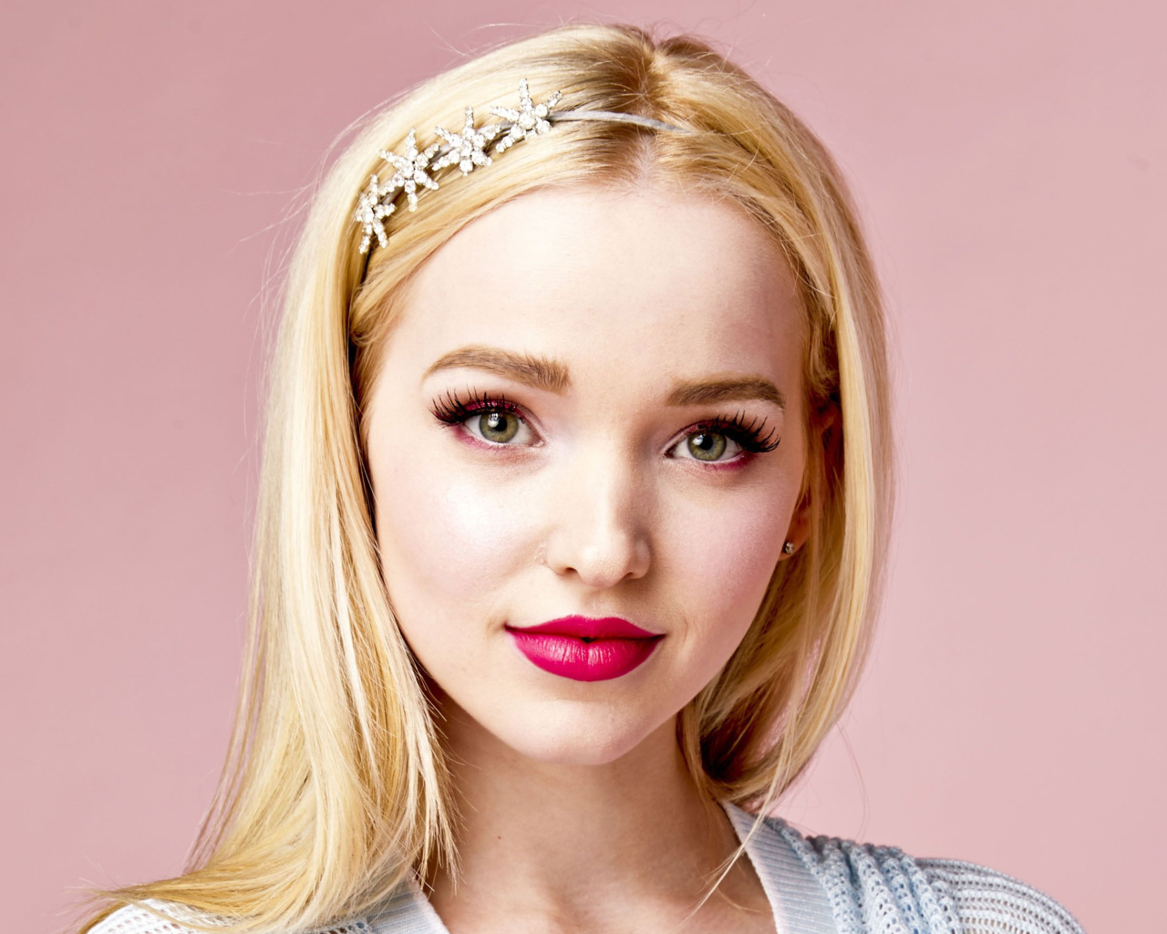 Милая девушка актриса Дав Кэрон на розовом фоне