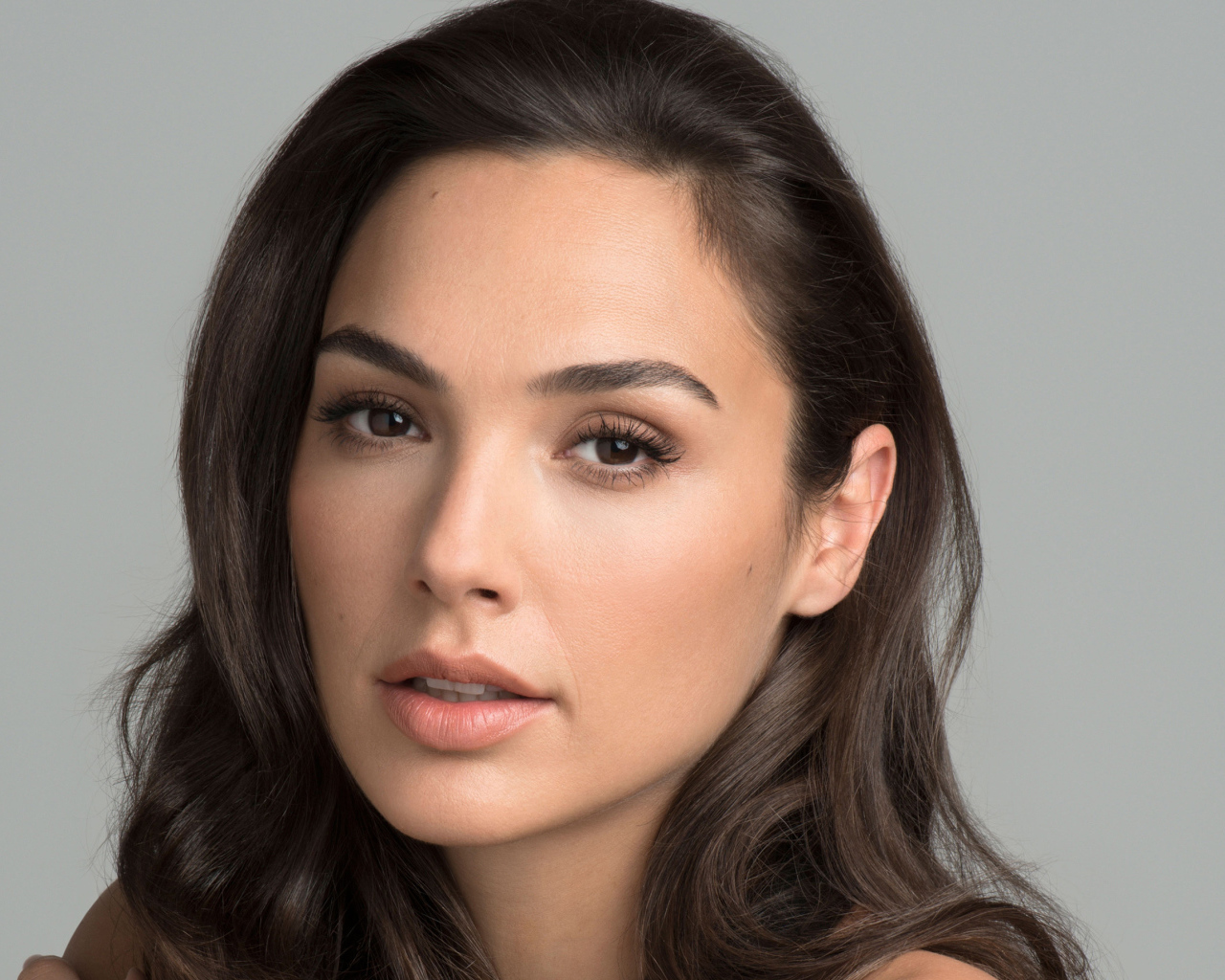 Нежная Галь Гадот на сером фоне