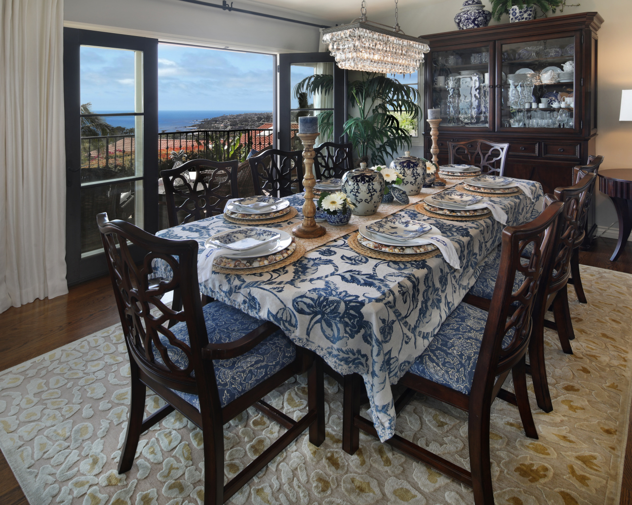 Столовая комната с большим дубовым столом  и красивой посудой