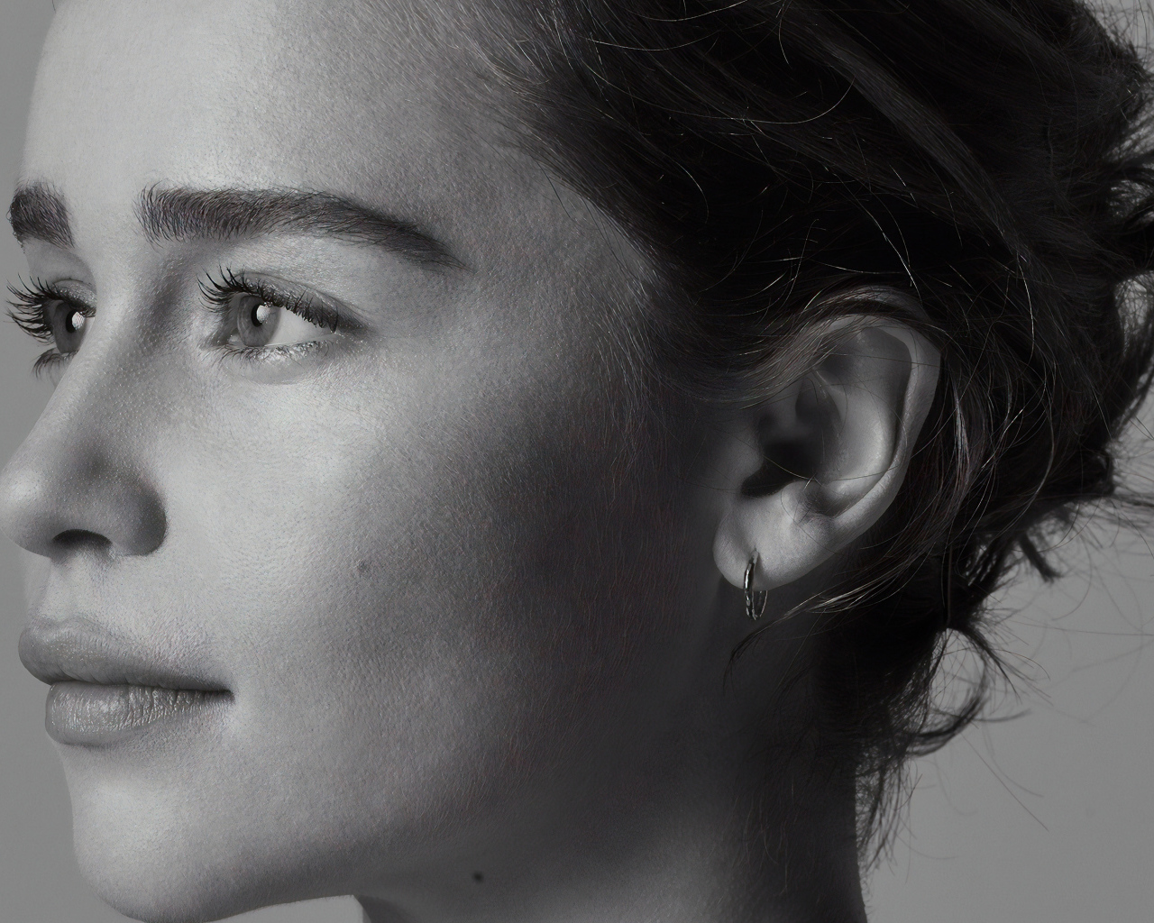 Лицо актрисы Эмилии Кларк крупным планом